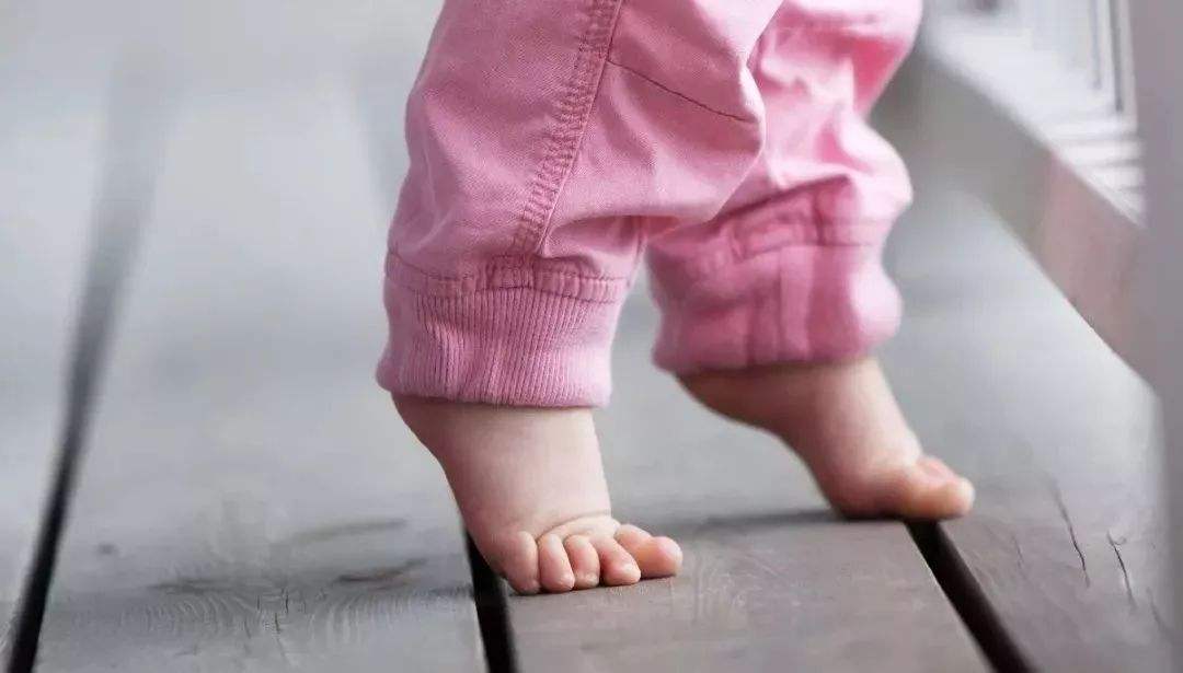 所以宝宝容易摔倒;足部的外撇,影响膝关节的正常发育,形成x型腿;走路