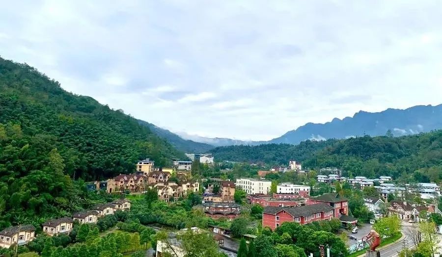 成都2天来回的温泉推荐，彩林雪景青山绿水，美成仙境