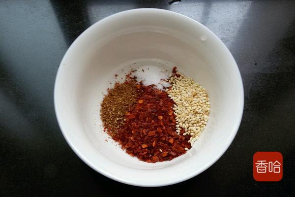 怎么腌香椿芽咸菜（​3勺油一把盐这样腌的香椿芽爽脆）