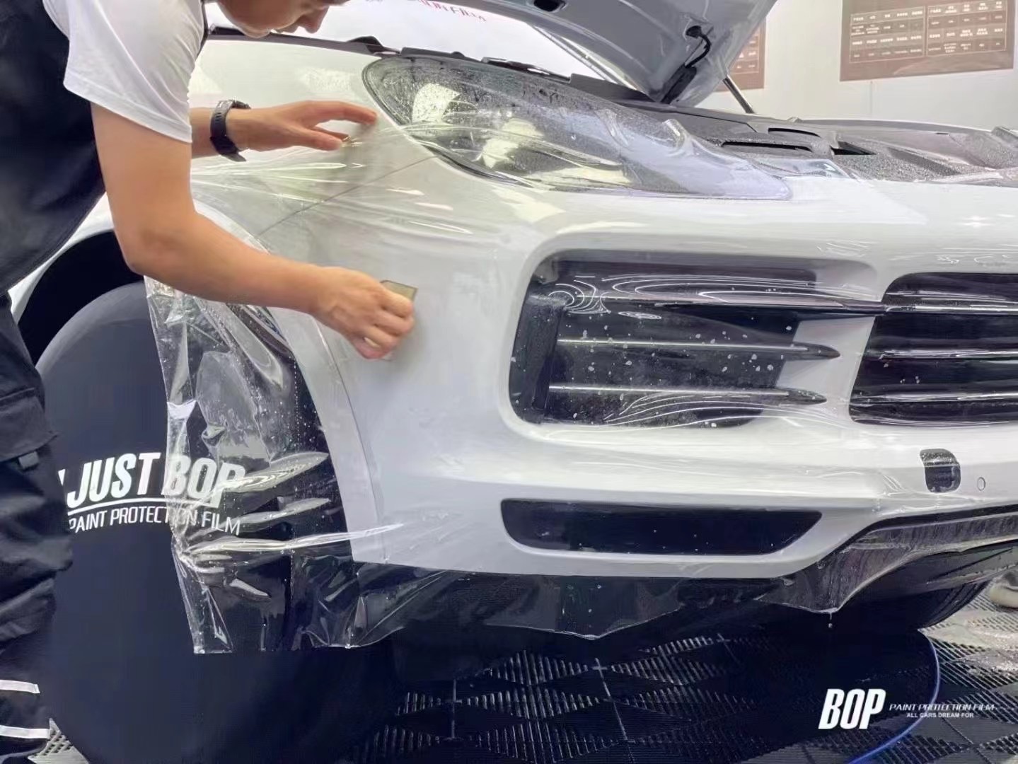 像极火辣的辣椒，来看看这辆保时捷卡宴