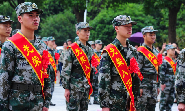 但是高中生轉士官,軍銜是下士.