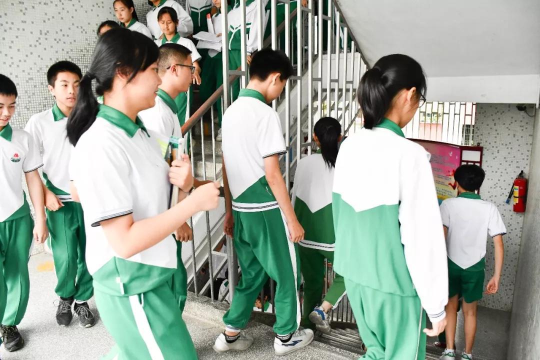 中学校服（中学生的迷惑行为）