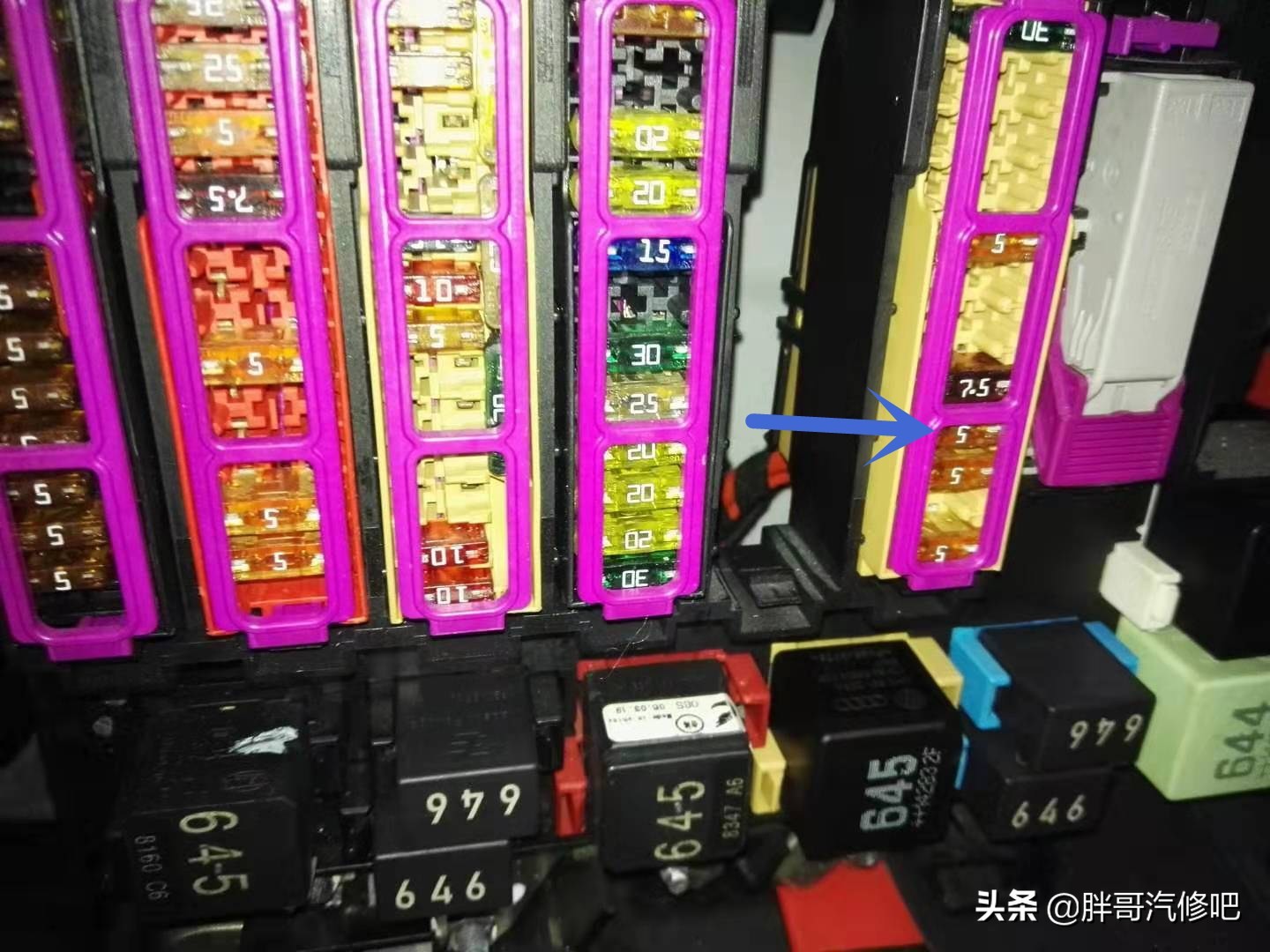 胖哥牵线卖奥迪A8L，车主上门找维修，仪表无显示故障码闪烁