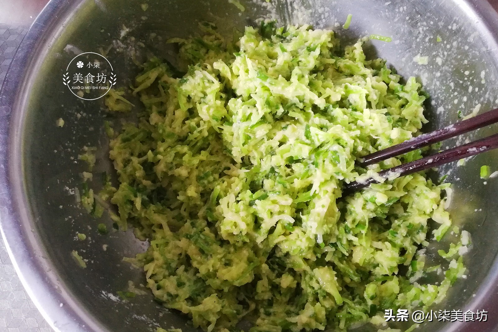 萝卜里加2个鸡蛋，不用煮不用蒸，15分钟出锅，比肉丸子还受欢迎