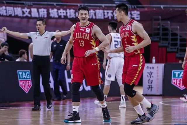 约瑟夫杨为什么不娶nba(垃圾时间还想刷50分，杨的争议举动引美媒质疑：他在摧毁CBA)