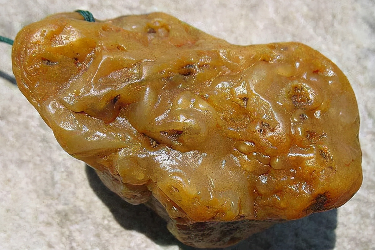 "金香玉"一种奇特的宝石,它以散发着香味而闻名(清代老玉手镯图片) 第