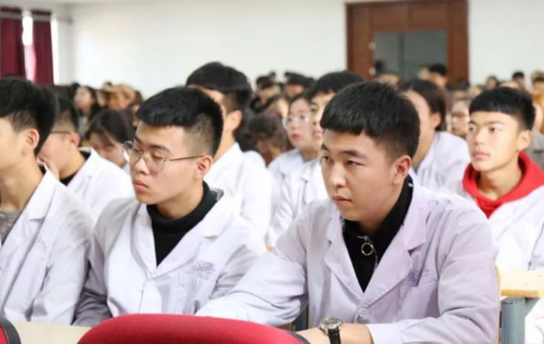 医学专业就业前景大盘点，临床医学跌出前三，榜首幸福度很高