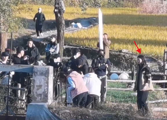 袁咏仪穿羽绒服与张智霖现身机场，大仙冷得穿两件外套，对望好甜