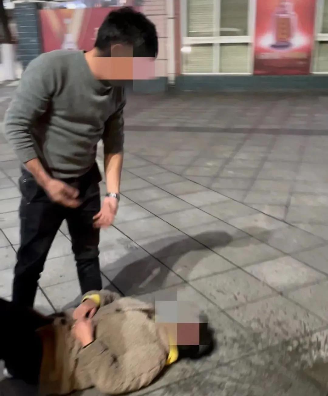 男子醉酒殴打女同伴 民警劝阻被推搡 略阳公安：行政拘留