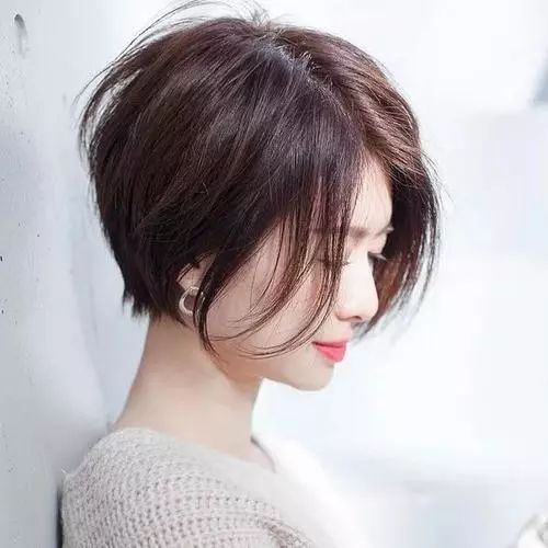 剪短发一定要剪"齐下巴烫",时髦好看又显脸小,圆脸女生最适合