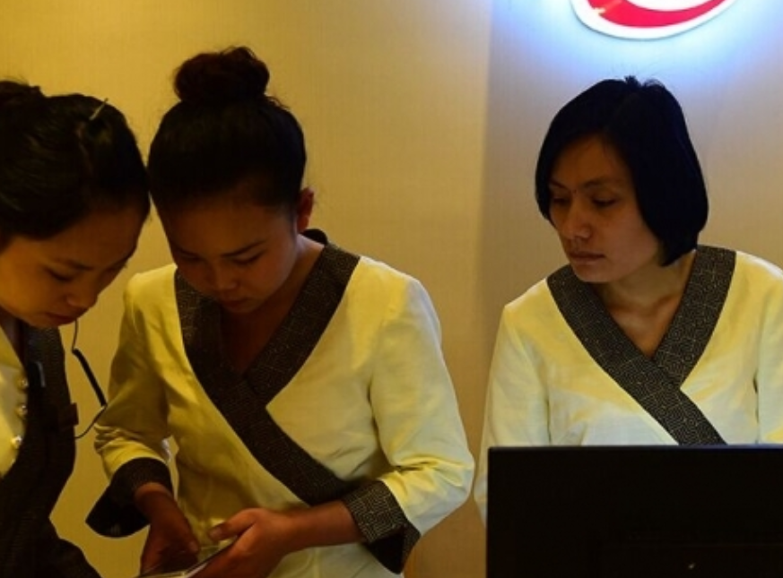 14岁辍学打工，刘丽靠洗脚供百位贫困生，2010年感动中国后如何了