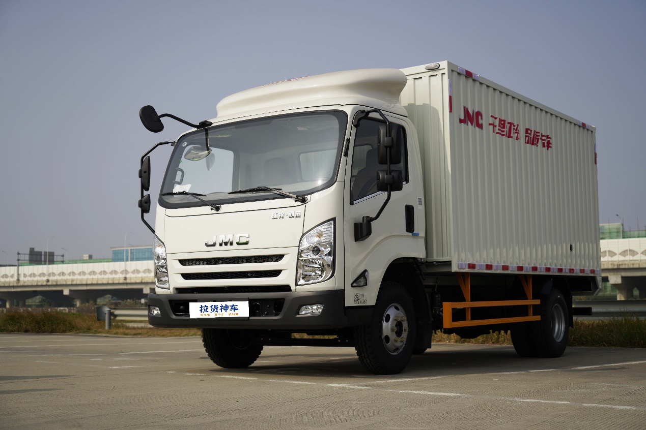 152马力的江铃凯运蓝鲸轻卡大马力宽后桥还有超大货厢