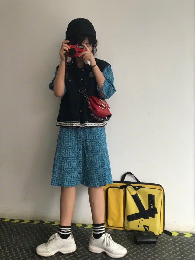 张子枫妹妹式学生装，蓝裙穿出日系风格，却被身旁的包包抢了镜
