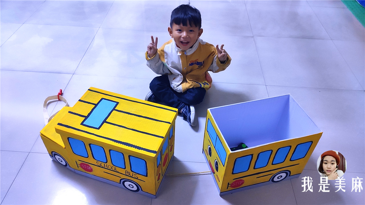 纸箱还能这样玩，爸爸做了一辆幼儿园校车，做法超简单，一看就会