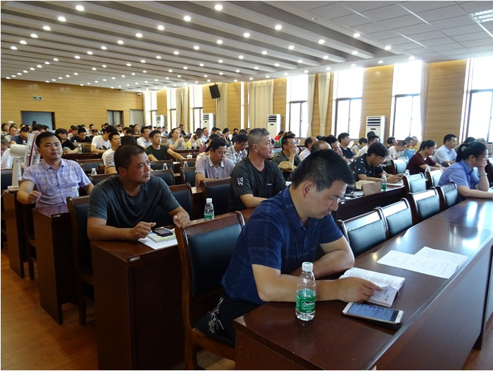 校长痛批教师上课两大现象，老师：烦请领导放下麦克风，站着开会