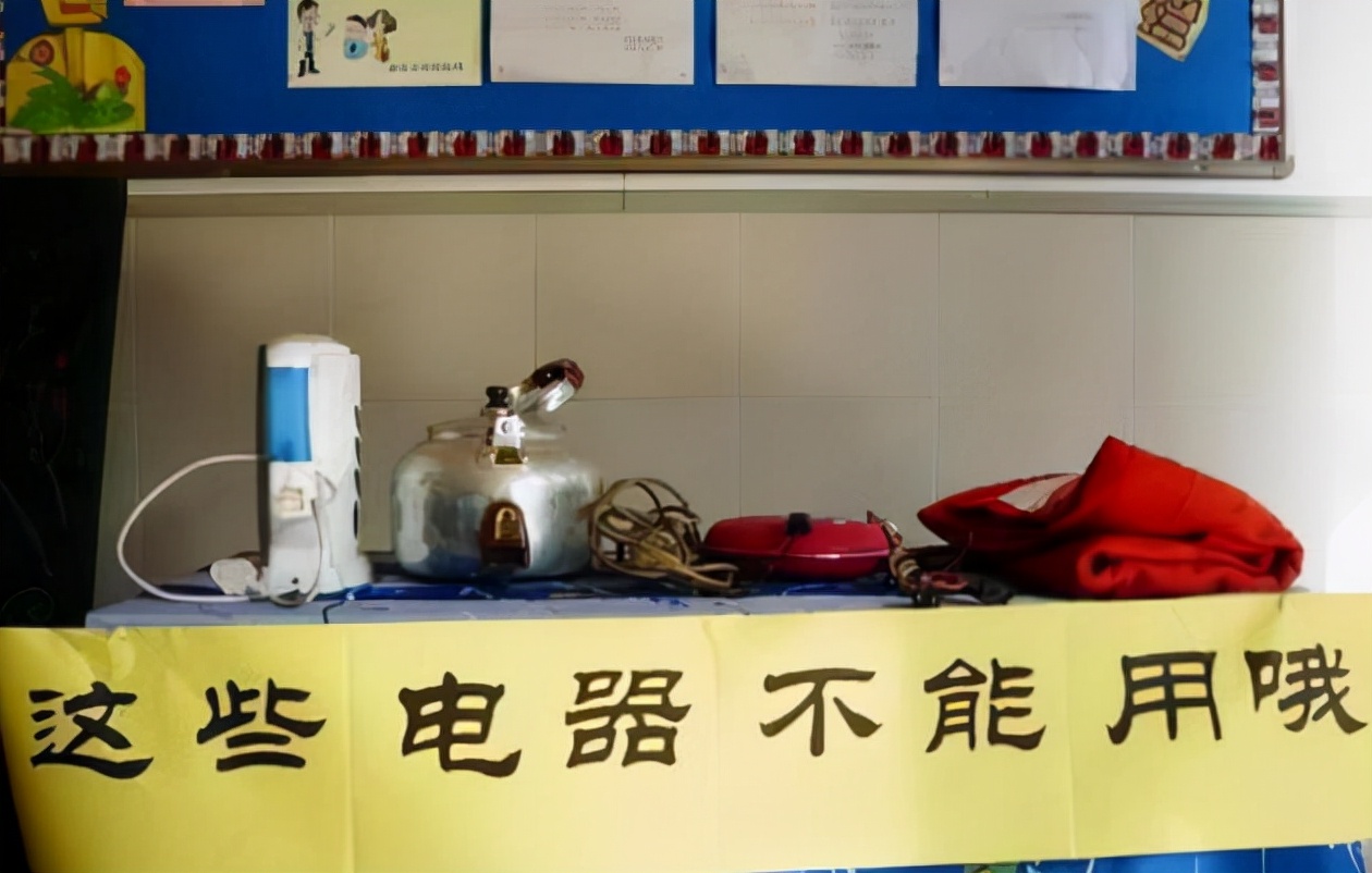 大学寝室“违禁品”大公开，各类物品五花八门，网友感慨真会玩