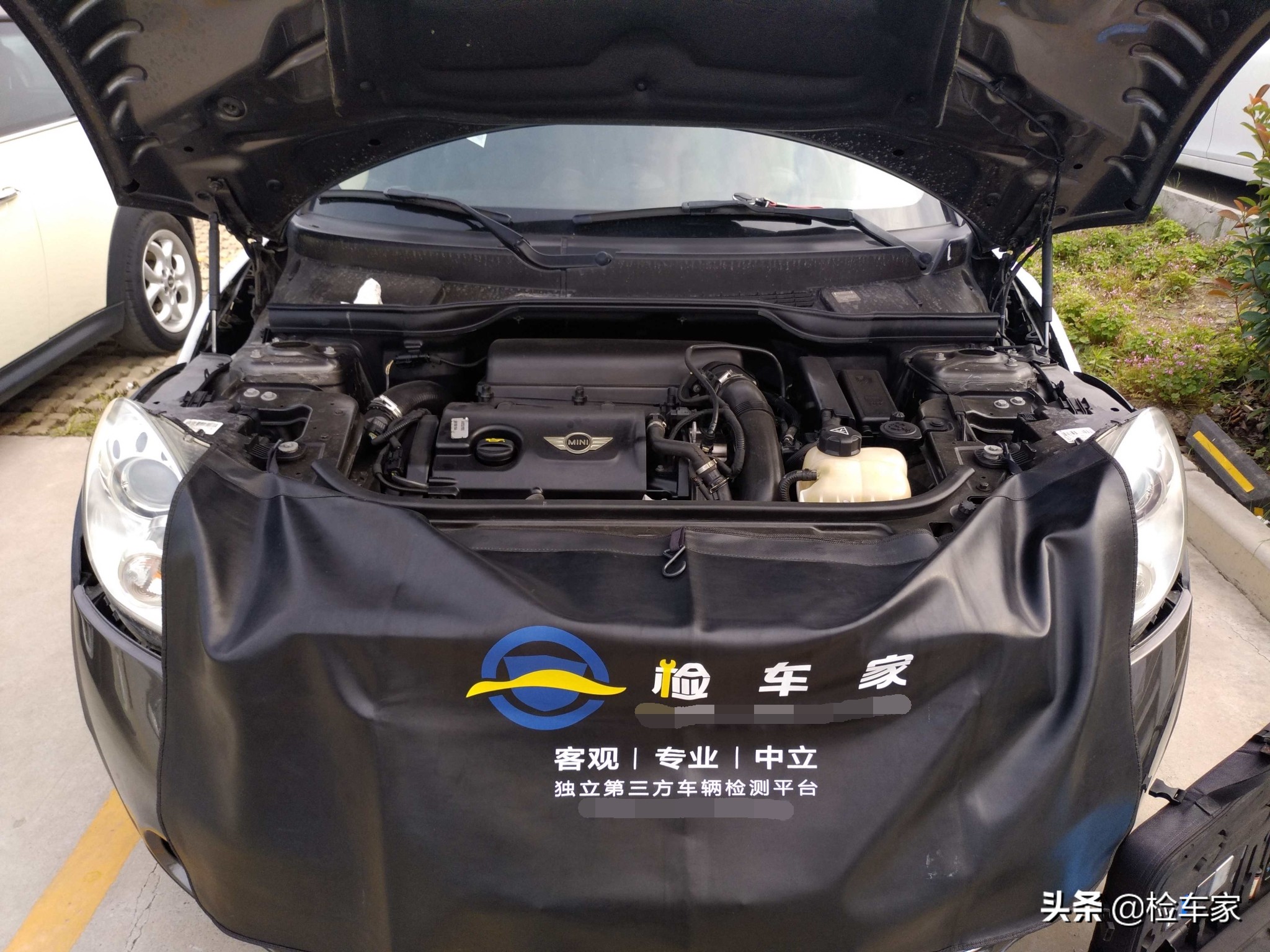 报价12万的宝马MINI，举起底盘吓一跳，一部件托底变形