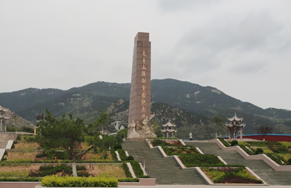 大青山胜利突围纪念馆外的广场上,共坐落着8组雕像,展现的均是这场