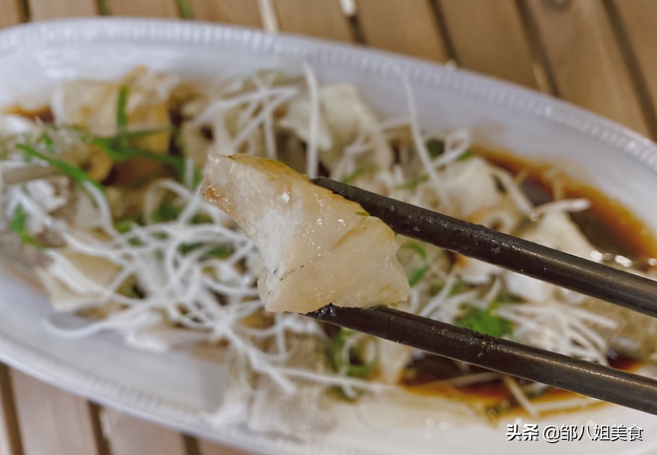 ​鱼肉蒸好为什么又硬又腥？原因有三点，教你正确做法，鱼肉嫩又香