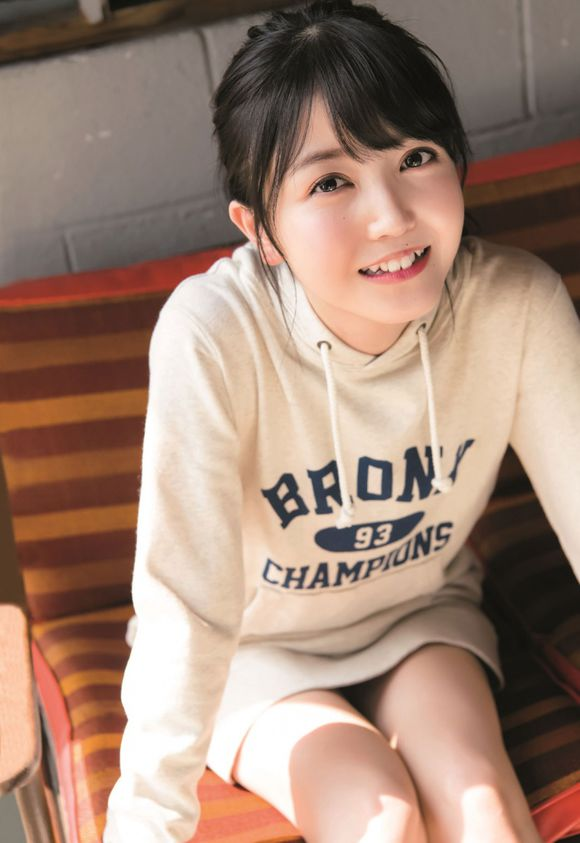 若月佑美(若月佑美，乃木坂46淡如水的美女，一举公开3种写真)