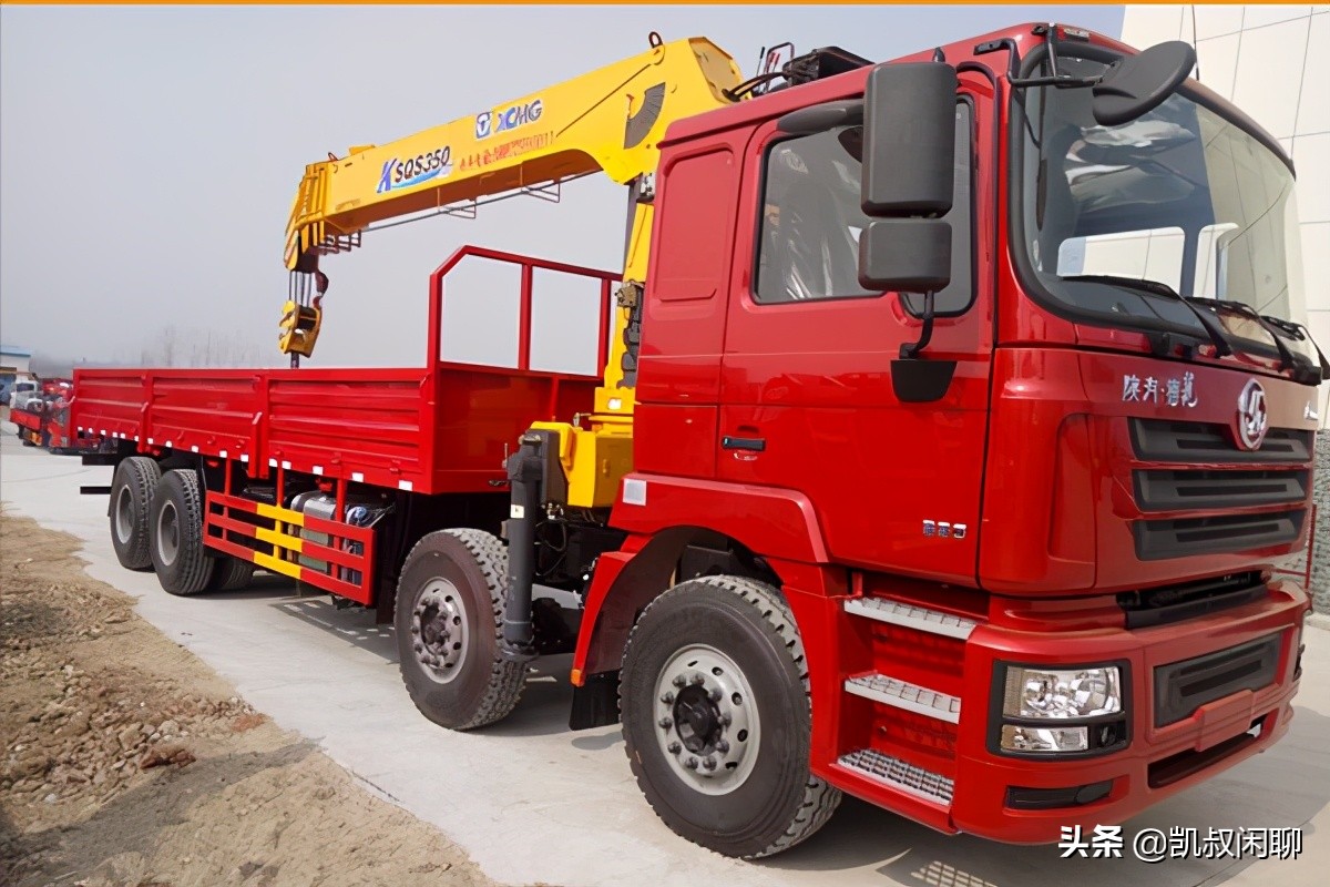 陕汽德龙f2000拥有16吨和10吨随车吊起重机,国内还真是少见