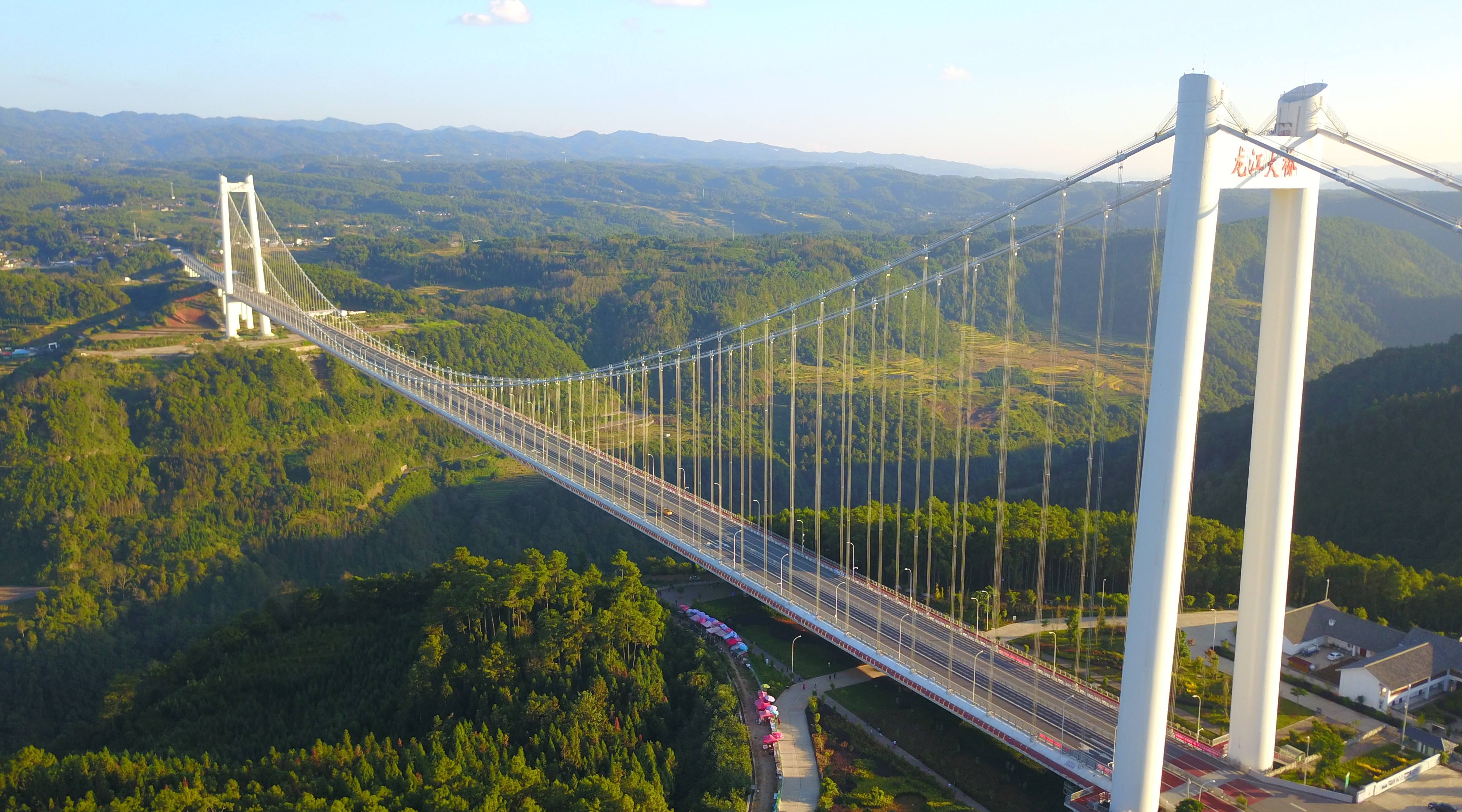 最美之处当数龙江特大桥,桥面到江面落差高达280米,桥上俯瞰,江水细如
