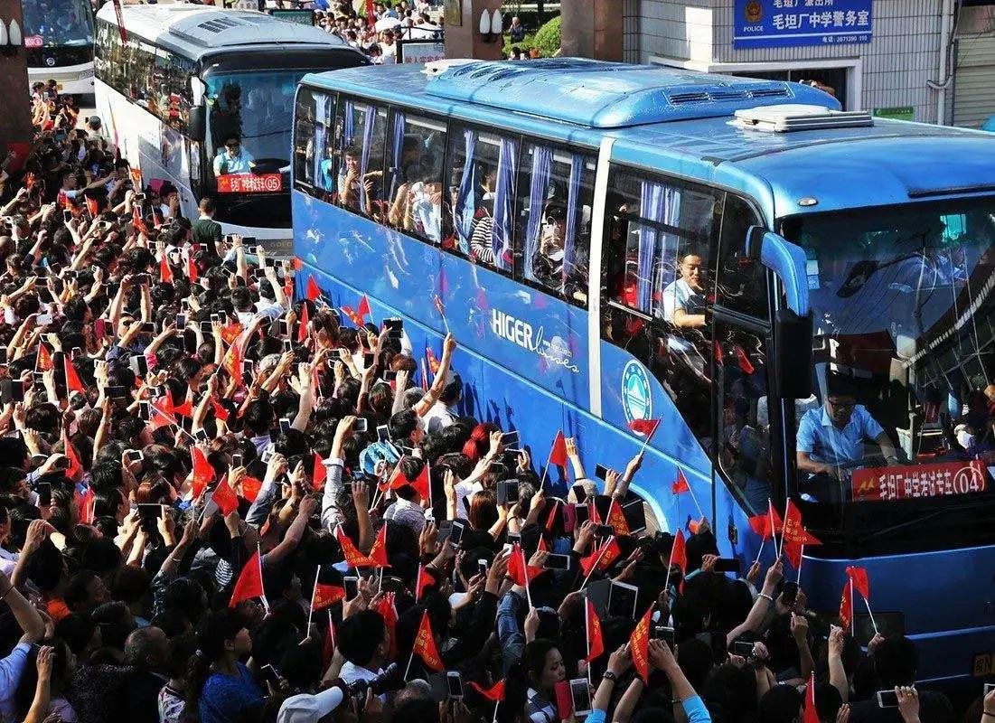 老照片回顾高考43年：马云高考数学1分，刘强东志愿当官...