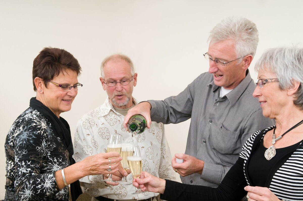 胃酸过多怎么办呢？不妨试试这6种方法，助你减轻痛苦