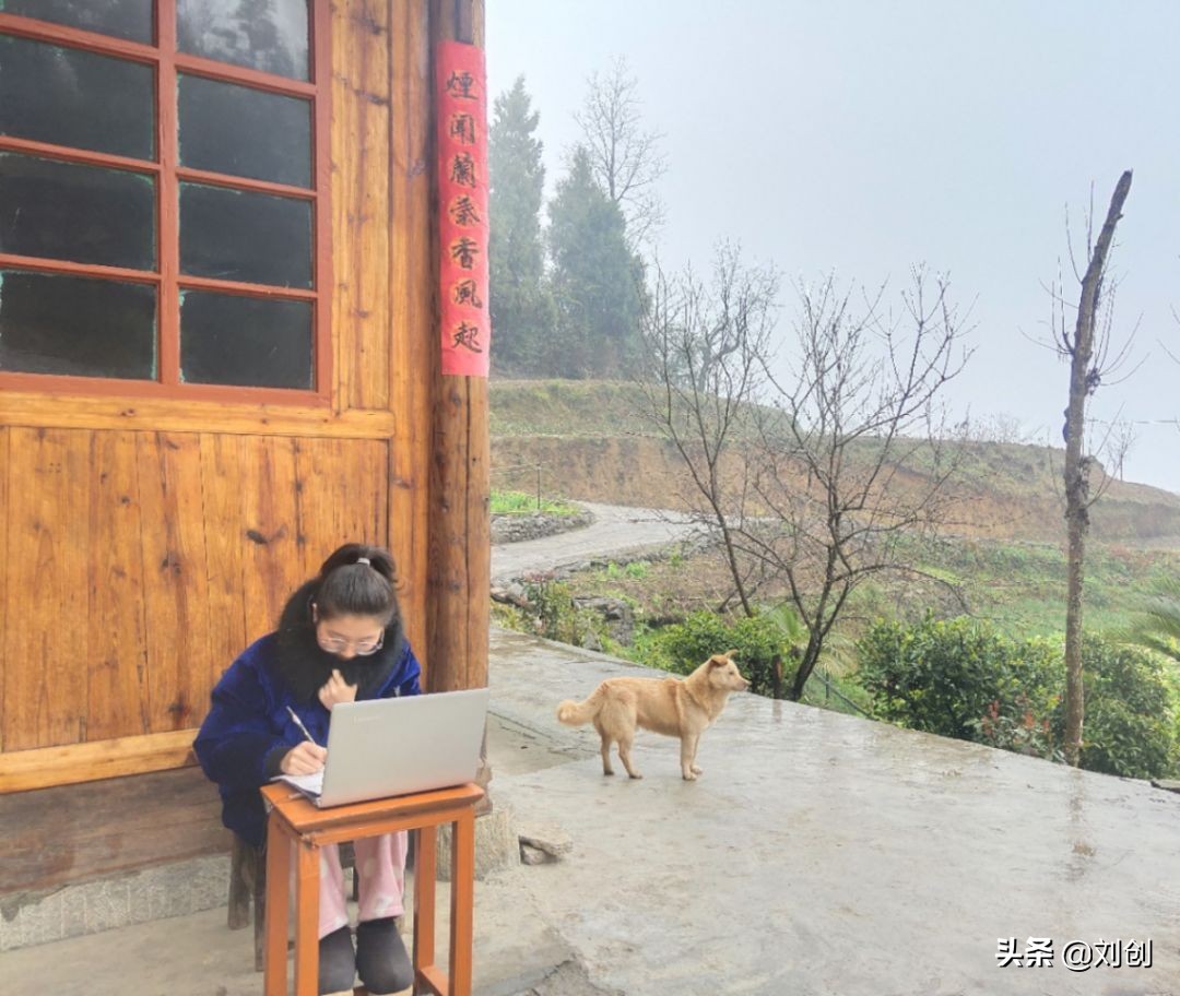 疫情期间大学生在家学习：你专注的样子真好看