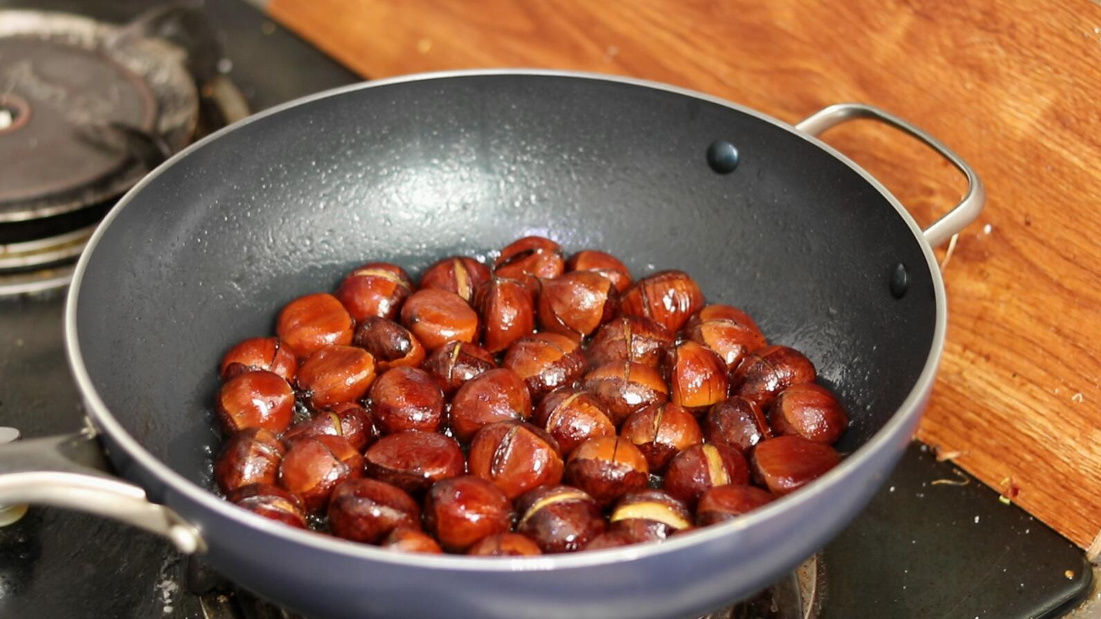糖炒栗子，牢记“先煮后炒”，出锅香甜软糯好剥皮，再也不用买了