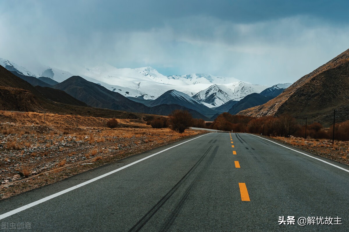 在伊犁河谷,g218國道起點在清水河,與連霍高速,g312國道相連接,然後