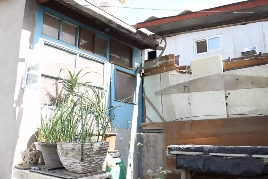 北京二环25㎡小屋，为让女儿回家住，年迈父母坚持睡6㎡露台