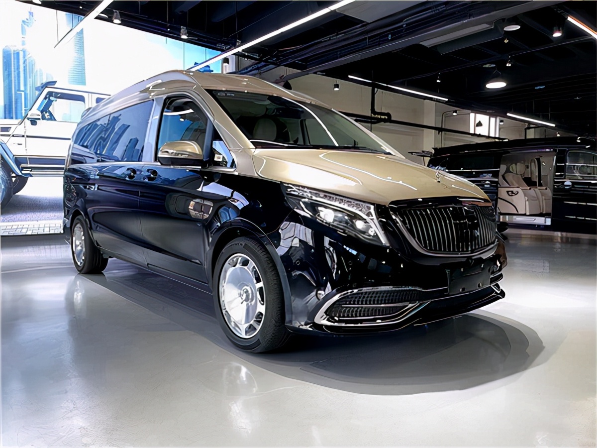 奔驰v260l迈巴赫七座双拼雅金豪华升级,中国红内饰大气典雅