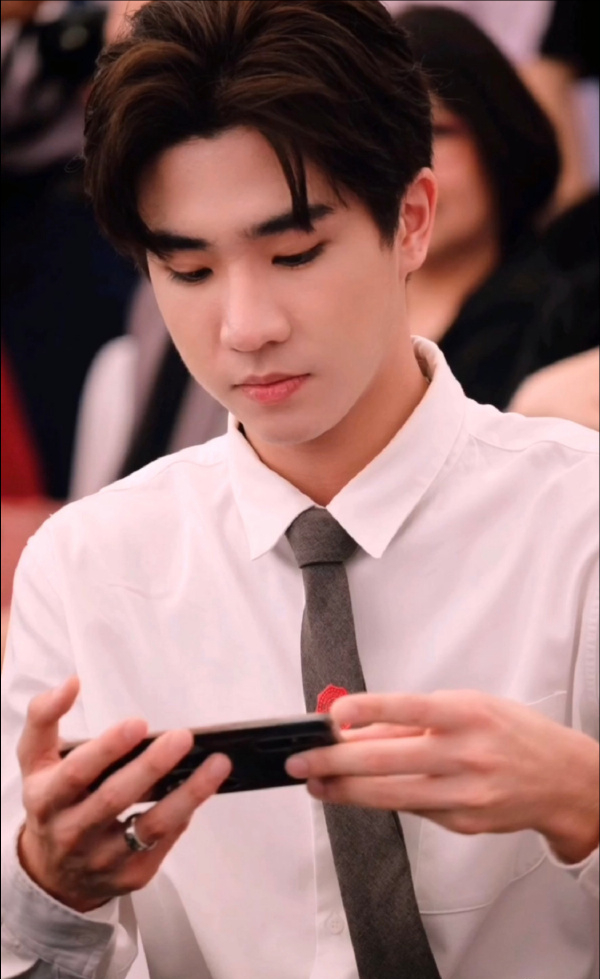 陈炳林ohm个人资料(他泰小可爱校服照) - 散下步