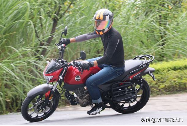 8千元上下，盘点4款实用型摩托车：主打通勤载物，油耗2.2升