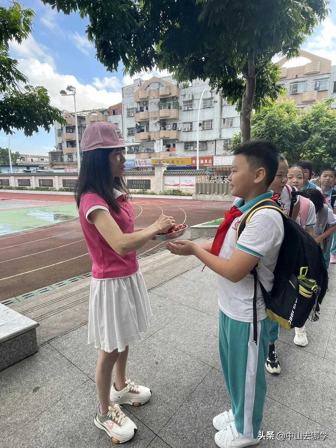 开学啦！现场多图预警：妈趴窗，爹爬墙，脸贴地！场面过于欢乐