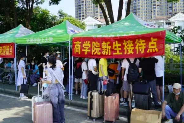 面对武汉“天价学费”高校，学生摇头不敢读，家长也直呼涨得离谱