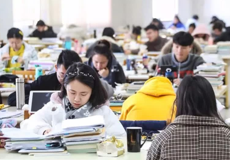 有种读研难叫“考得上念不起”，学费对考生是道坎，只能绕道走