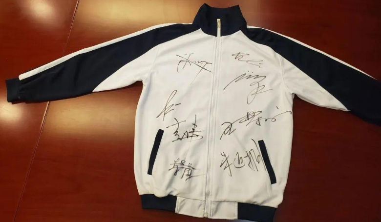 中学生对校服下手了，设计改版花样百出，家长看了忍不住想打人