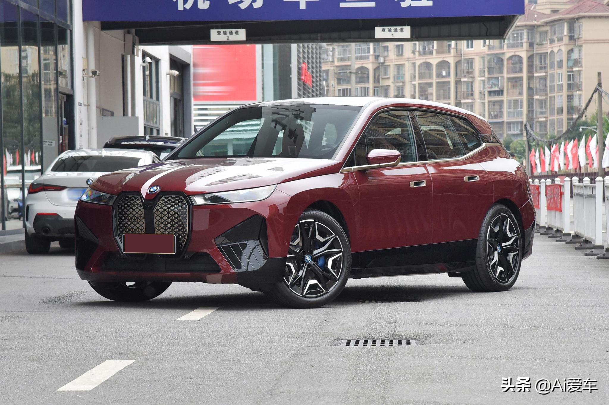 665公里长续航，进口德系豪华大尺寸性能SUV，破百4.6S，宝马iX