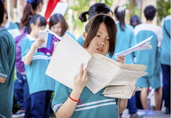 高考结束估分不理想，是“拼一把”复读，还是选出国留学？