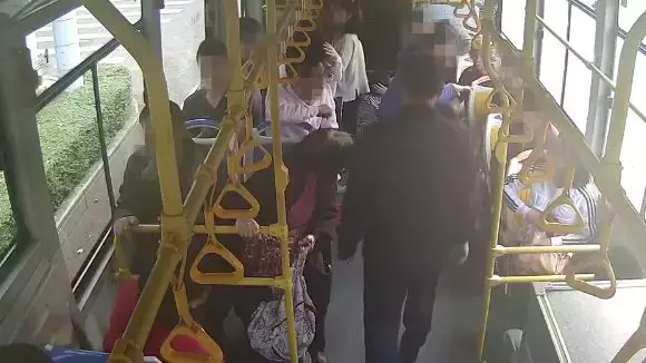 雪弗兰恶意变道，竟害得公交车有人受伤，司机还当场溜之大吉