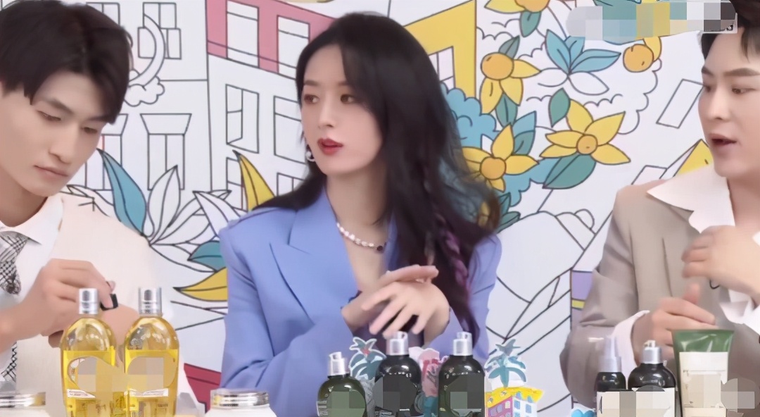 赵丽颖不识蘭字惹笑话，主持人圆话反使场面尴尬，中专学历再被提