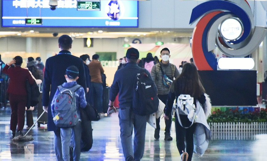 刘涛一双儿女罕见露面！王珂与12岁女儿亲密并行，儿子孤单尾随
