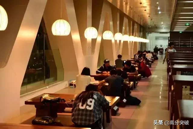 泡一整天都不够！国内那些美炸天的大学图书馆，你去过几个？