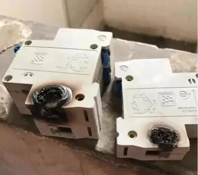 空调功率是4500W，用的32A空开 怎么运行一段时间后总跳闸？