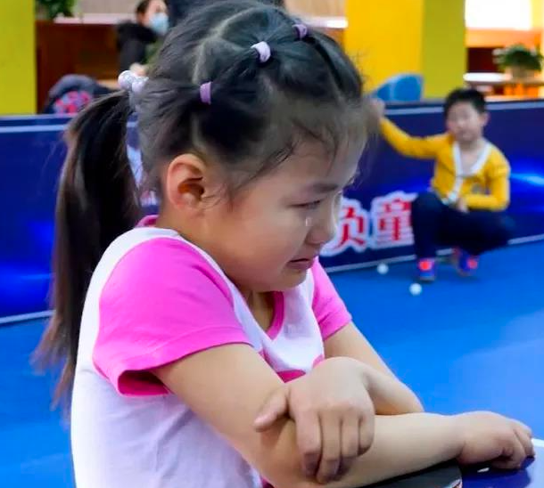 5岁“小福原爱”含泪练习乒乓球，网友感动又心疼：奥运会在等你