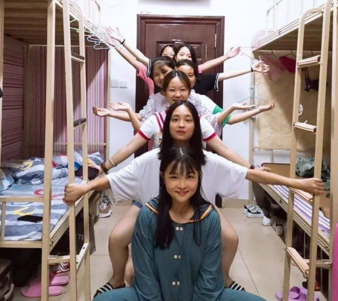 辅导员隔空查寝，要求学生摆成“特定姿势”，家长看后笑出眼泪