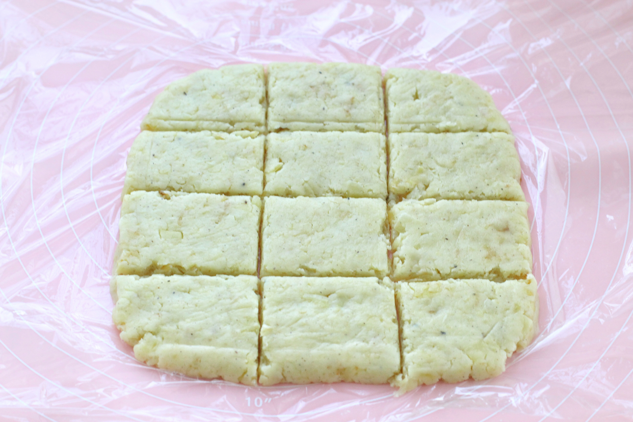 在家做麦叔叔同款薯饼，两个土豆就能做一大盘，外酥里糯香喷喷的