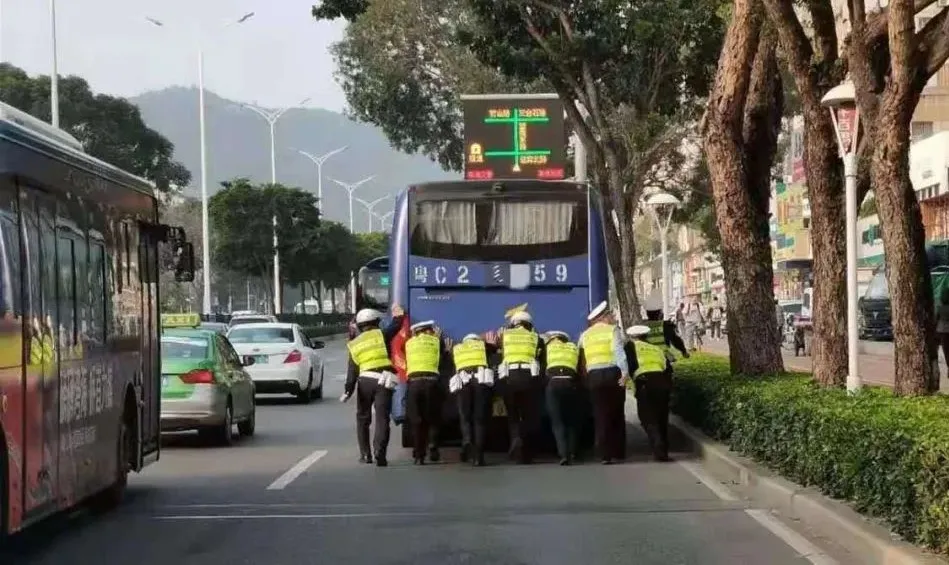 爆胎是常见问题,却有八成司机不会换胎!珠海帅气交警三分钟教会你!